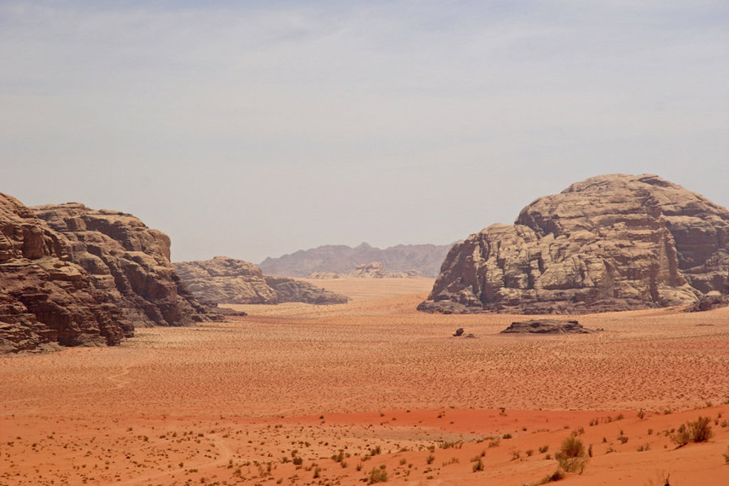 Rood zand en rotsformaties in de Wadi Rum-woestijn tijdens een groepsrondreis Jordanië.