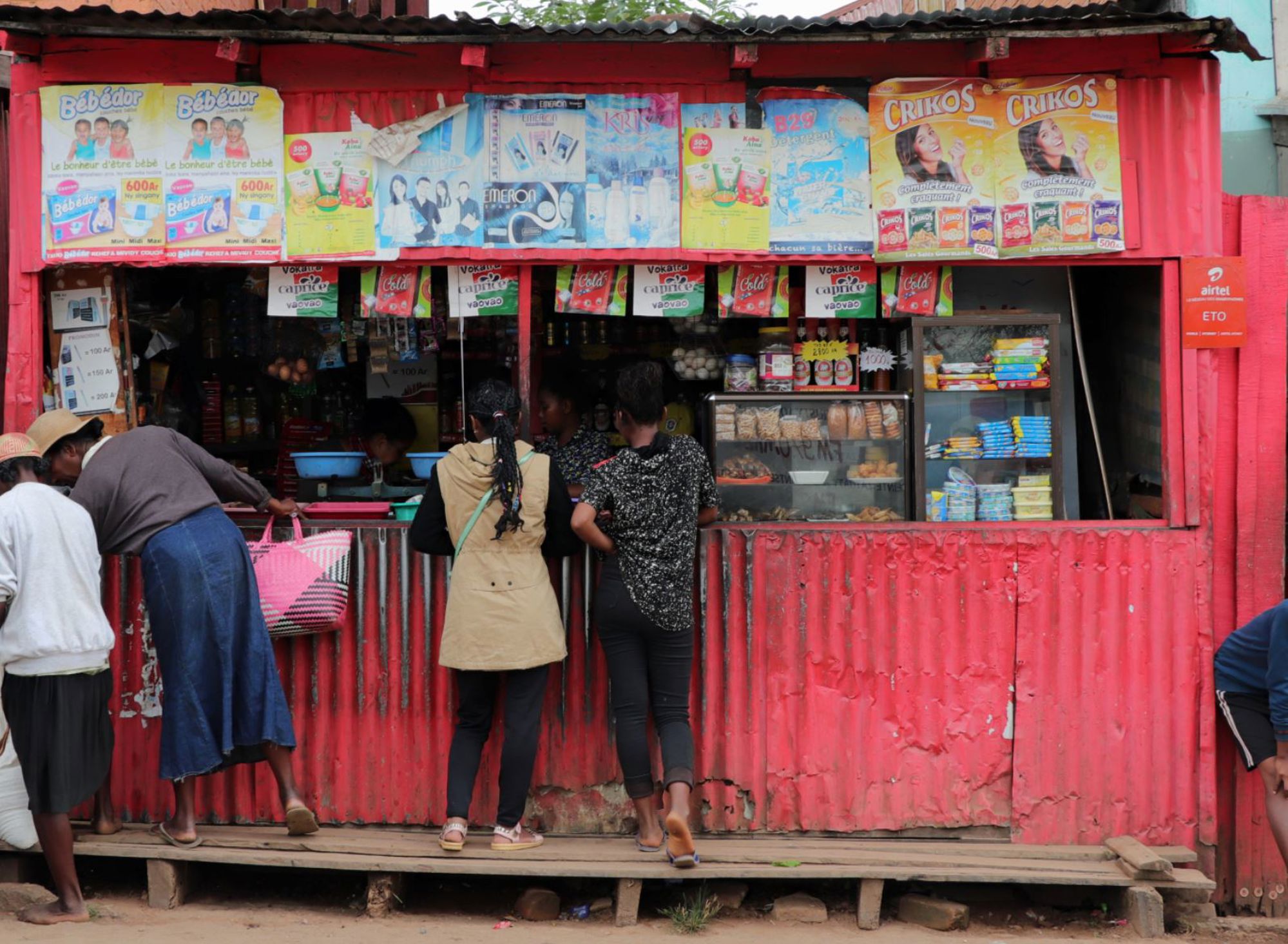 Lokale winkel met klanten bij de toonbank in Madagascar.
