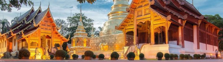 Wat Phra That Doi Suthep-tempel bij Chiang Mai, met gouden stupa en uitzicht over de stad.
