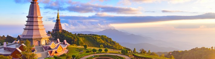Koninklijke pagodes met tuin bij Doi Inthanon National Park in Thailand, met uitzicht op bergen bij zonsondergang.