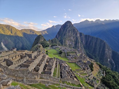 Machu Picchu in Peru met terrassen en ruïnes, met de Huayna Picchu-berg op de achtergrond.