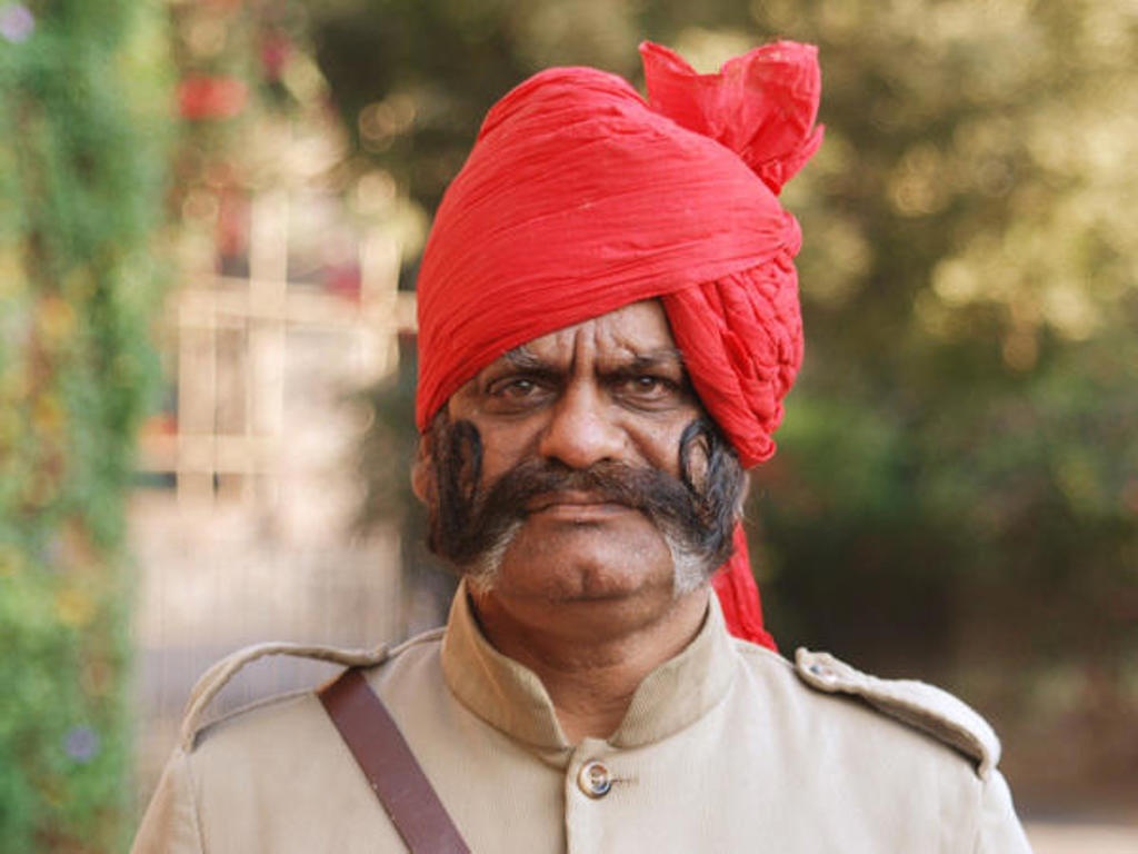 Portret van man met rode tulband tijdens groepsrondreis Noord-India hoogtepunten.