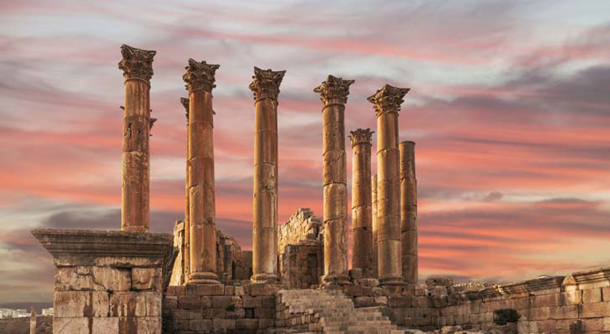 Hoge vlaggenmasten bij een bezienswaardigheid in Jordanië.