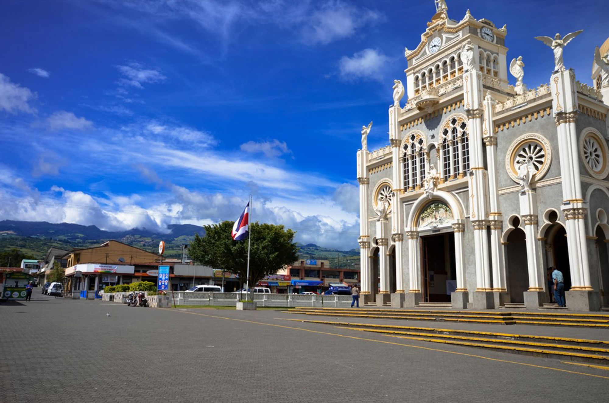 Basiliek van Nuestra Señora de los Ángeles in Cartago, Costa Rica, met bergen op de achtergrond.