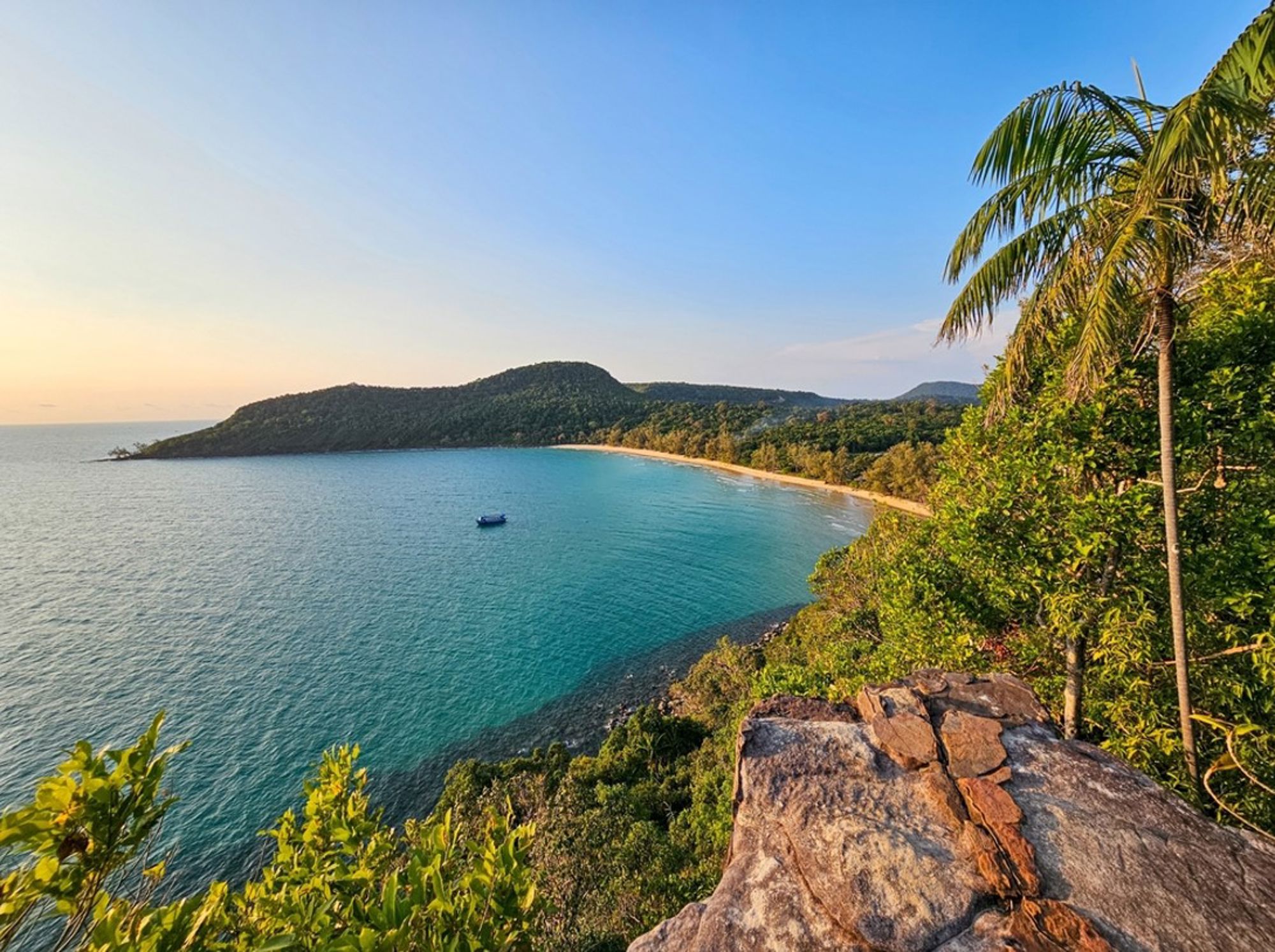 Uitzicht op een tropische baai met strand en helderblauw water in Cambodja.