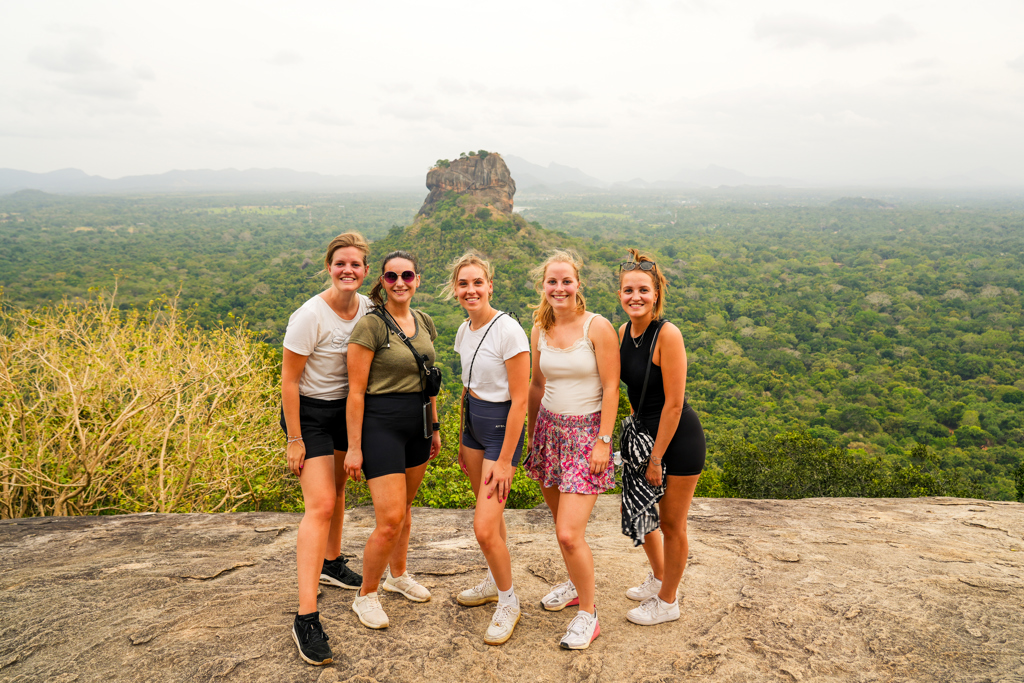 Vriendinnengroep bij uitzichtpunt met Sigiriya-rots tijdens 22-35ers reis Sri Lanka.