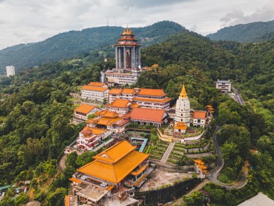 Kek Lok Si-tempelcomplex in Penang, Maleisië, tussen groene heuvels.