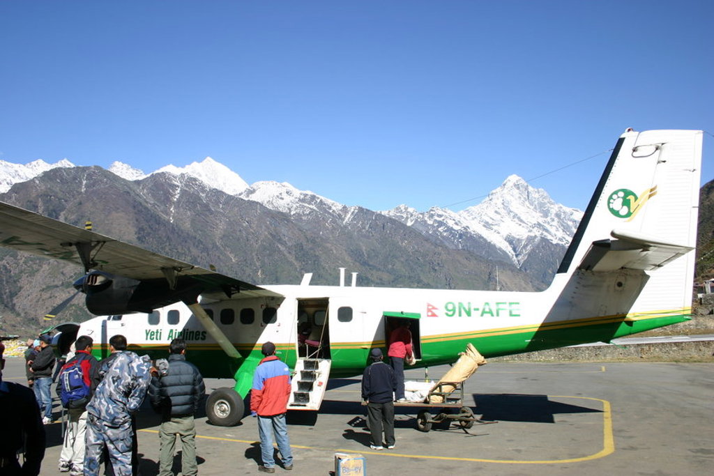 Vliegtuig van Yeti Airlines op Lukla Airport, startpunt van de Everest-trektocht in Nepal.