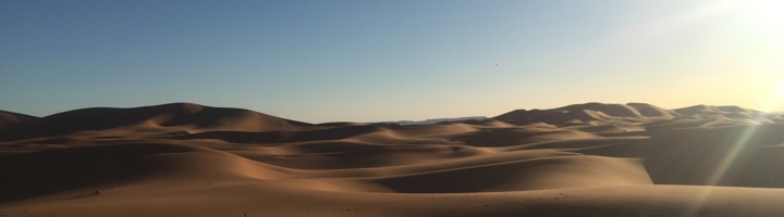 Zandduinen in de Sahara bij zonsopkomst tijdens de Route Marokko.