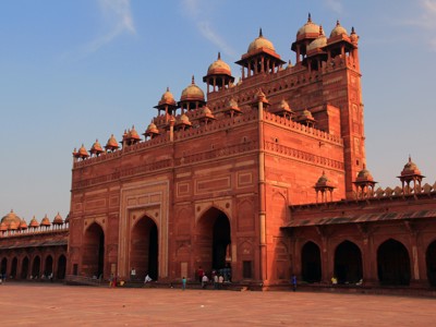 Rode zandstenen toegangspoort Buland Darwaza bij Fatehpur Sikri op de route door India.