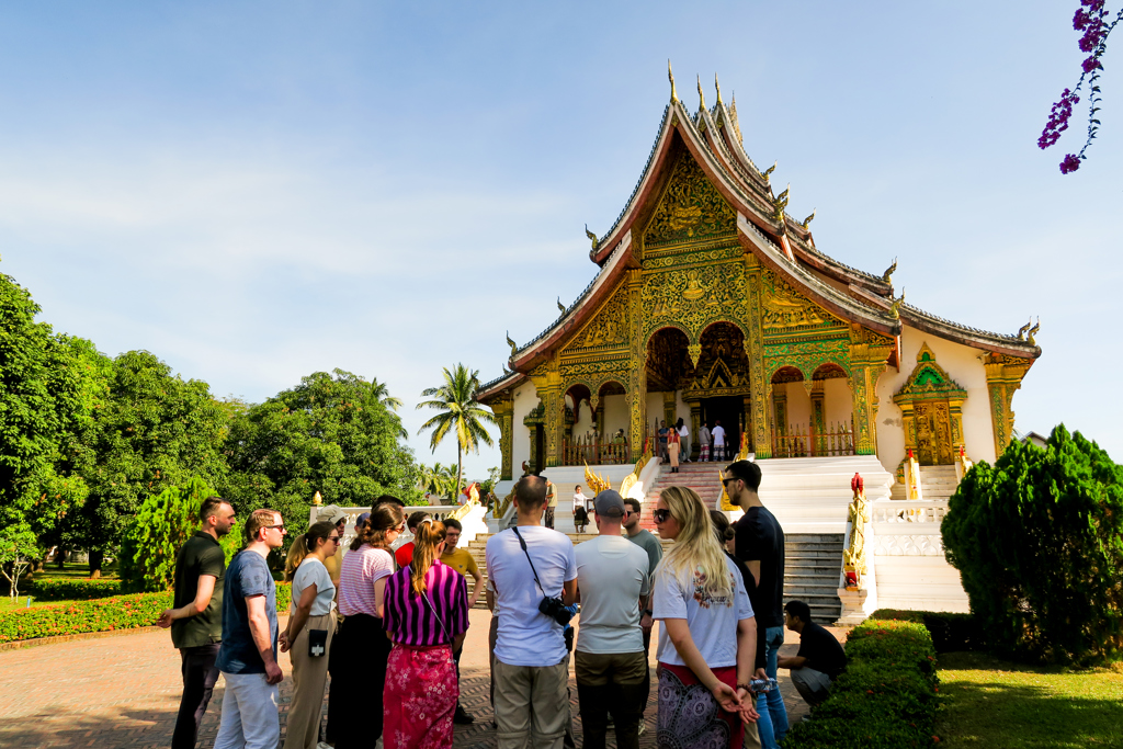 Reisgroep bij een rijk versierde boeddhistische tempel tijdens de 22-35ers reis Thailand, Laos & Cambodja.