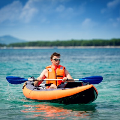 Man kajakt op zee bij Korcula, onderdeel van de excursie kajak en snorkelen.
