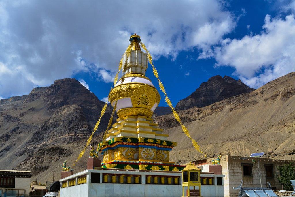 Gouden boeddhistische stupa in Ladakh, met ruige bergen en blauwe lucht tijdens de groepsrondreis Spiti & Ladakh.