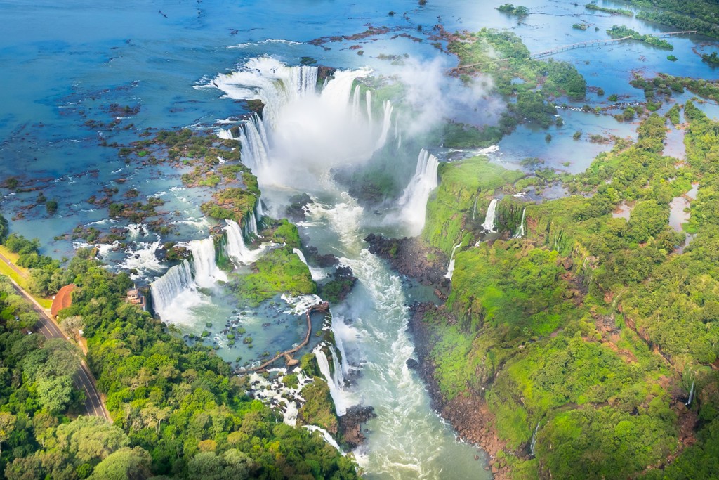 de Iguazú-watervallen op de grens van Brazilië en Argentinië, omringd door regenwoud.