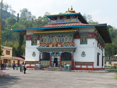 Kleurrijk boeddhistisch klooster in Sikkim tijdens de route Sikkim en Bhutan.