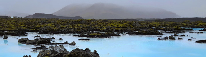 Blue Lagoon bij Grindavík met lichtblauw geothermisch water tussen lavavelden in IJsland.