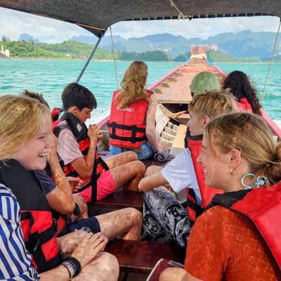 Gezin in een longtailboot op een Thaise rivier tijdens Familiereis Thailand Comfort-Plus.