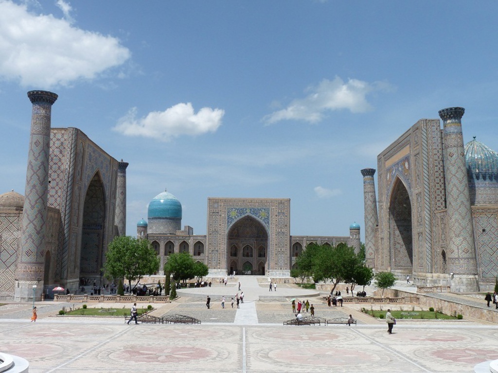 Registanplein in Samarkand met mozaïekmadrasas en blauwe koepels tijdens een groepsrondreis Zijderoute.