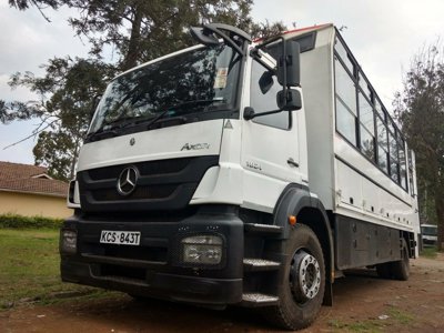 Lokaal busje als vervoer tijdens een rondreis in Kenia en Tanzania.