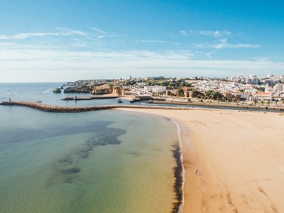 Panoramisch uitzicht op het strand en de haven van Lagos aan de Algarve, Portugal.