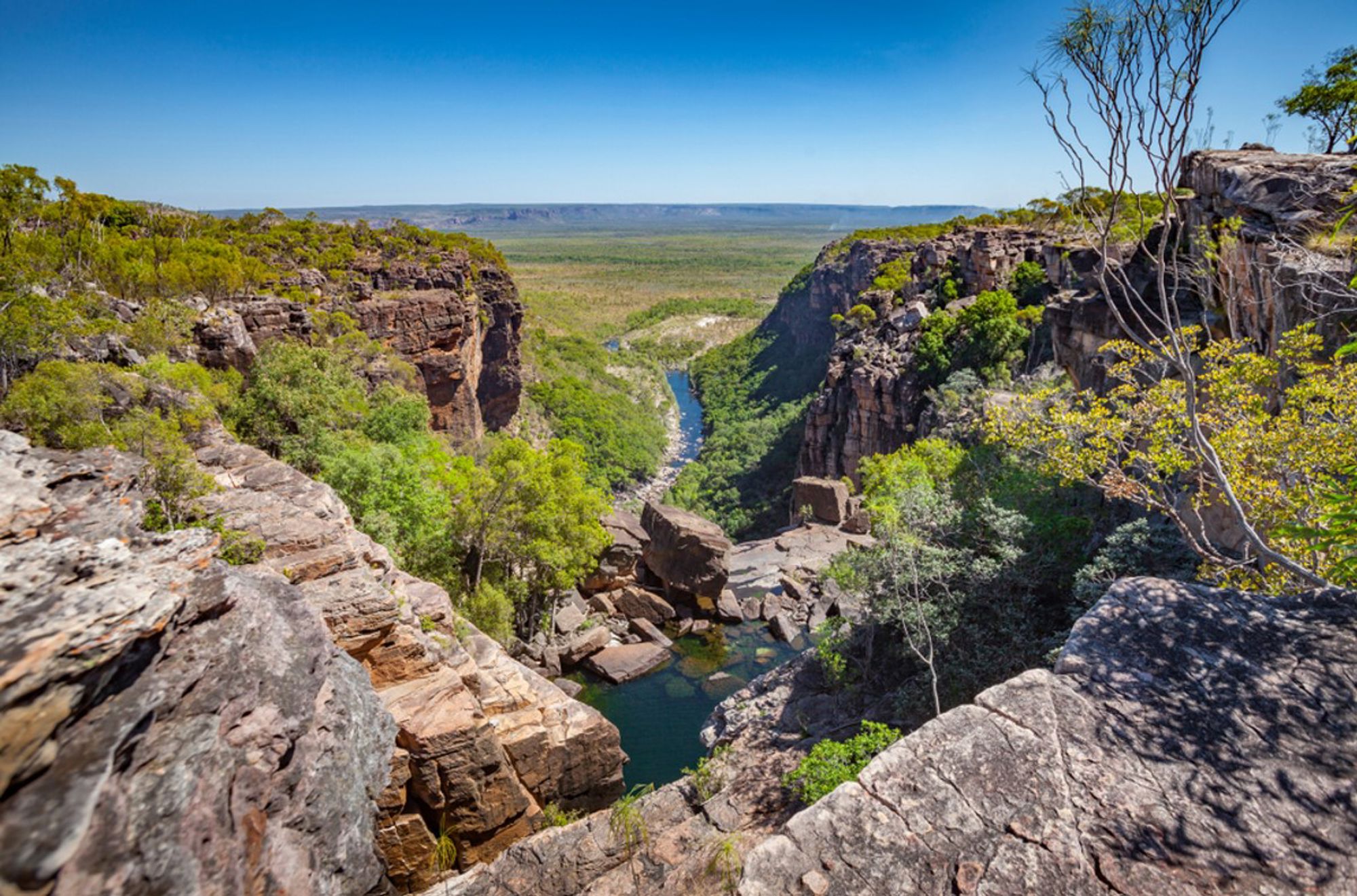 Uitzicht over een diepe kloof met rotswanden en een rivier in Australië.