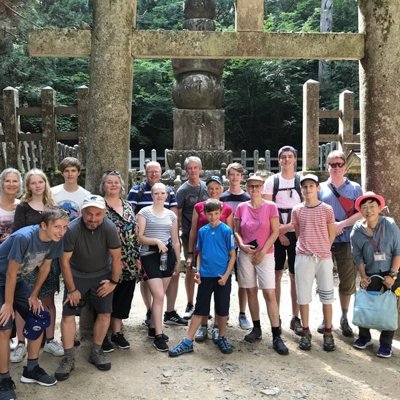 Gezin op bank in een Japanse tuin, passend bij een familiereis Japan.