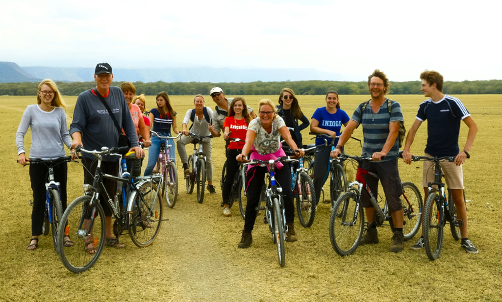 Groep reizigers met fietsen tijdens groepsrondreis Kenia, Tanzania en Zanzibar.