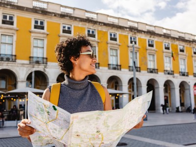 Reiziger met kaart op Praça do Comércio in Lissabon tijdens de route Madeira, Lissabon en Lagos.