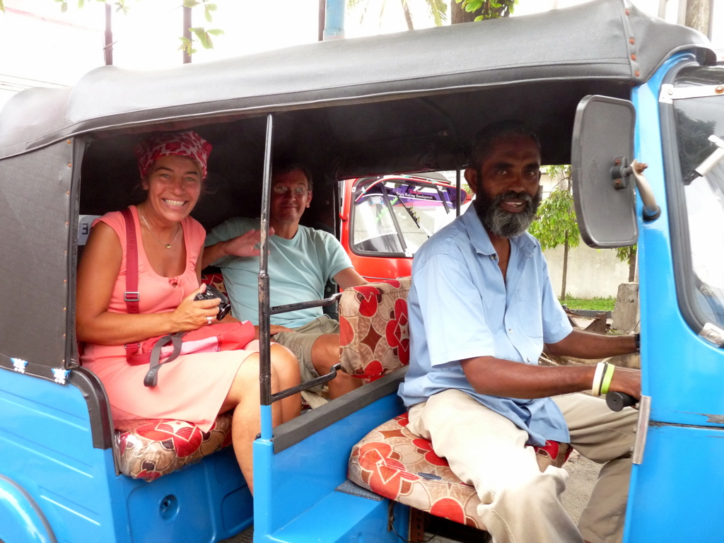 Reizigers in een tuktuk tijdens familiereis Sri Lanka hoogtepunten.