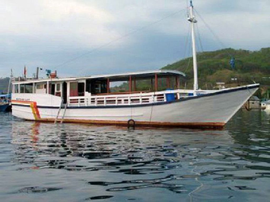 Witte boot voor eilandhoppen tijdens groepsrondreis Kleine Sunda eilanden in Indonesië.