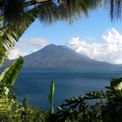 Uitzicht op het Meer van Atitlán met vulkanen, Guatemala, tijdens groepsrondreis Mexico, Guatemala en Honduras.