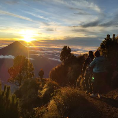 Vulkanisch landschap met bergen en mist tijdens de 22-35ers reis door Guatemala, Honduras en El Salvador.