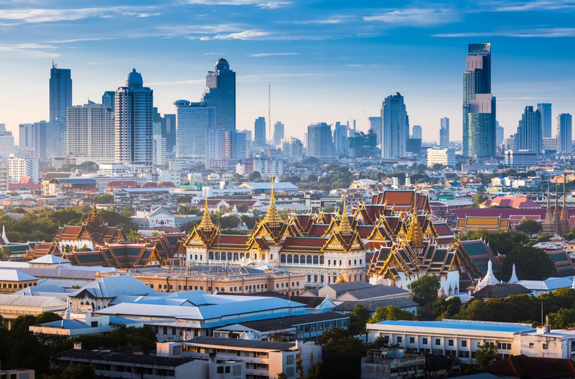 Uitzicht op het Grand Palace en de skyline van Bangkok, Thailand.