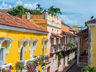 Kleurrijke straat met balkons vol bloemen en rode dakpannen in Cartagena, Colombia.