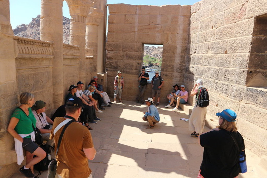 Reisgroep luistert naar uitleg in een oude Egyptische tempelgang tijdens de groepsrondreis Egypte Hoogtepunten.