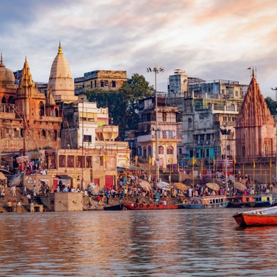 Ghats en tempels aan de Ganges in Varanasi tijdens zonsondergang, Noord-India rondreis Compleet.