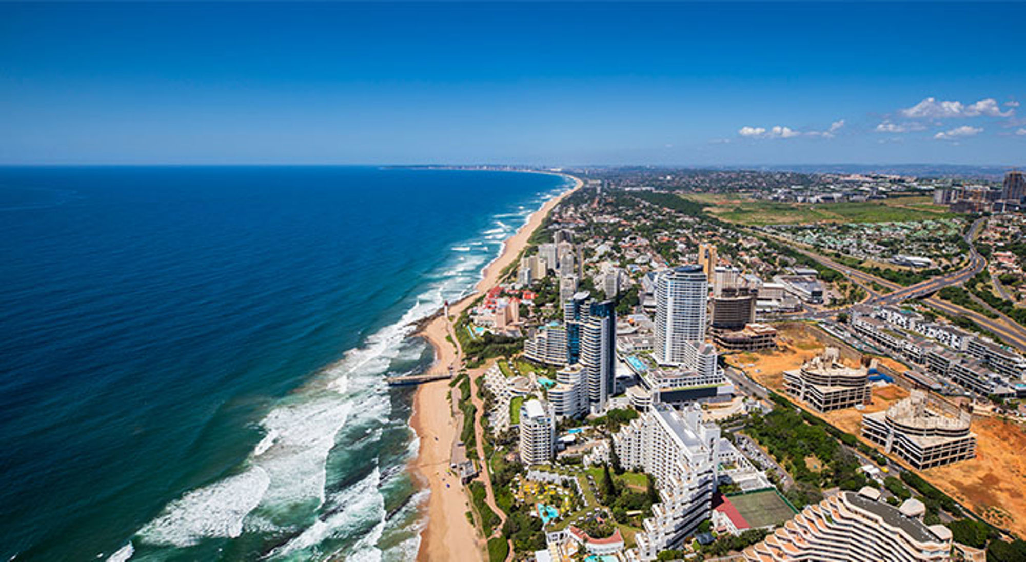 de kustlijn en skyline van Durban aan de Indische Oceaan, Zuid-Afrika.