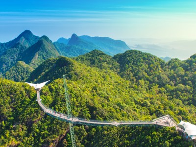 Sky Bridge op Langkawi met uitzicht over het regenwoud en bergtoppen in West-Maleisië.