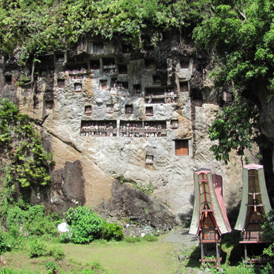 Rotsgraven en traditionele Toraja-huizen bij Rantepao, Sulawesi.