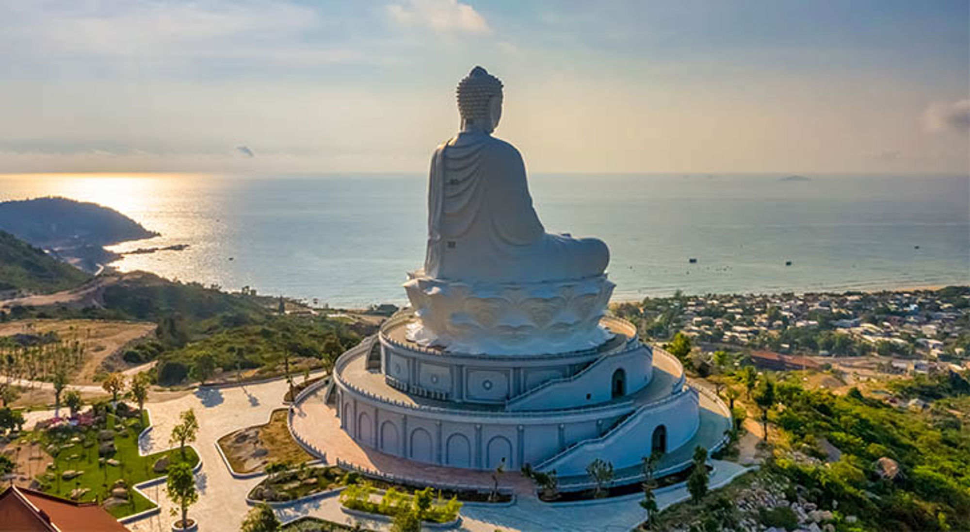Groot Boeddhabeeld op een tempelcomplex met uitzicht over de kust en zee in Vietnam.