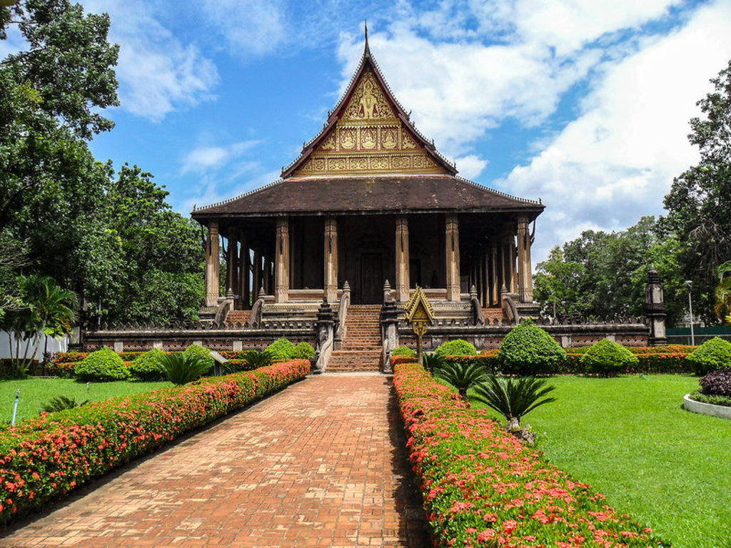 Traditionele tempel met gouden gevel en tuinpad tijdens 22-35ers reis Thailand, Laos & Cambodja.