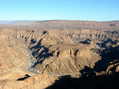 Uitkijkpunt over de Fish River Canyon in Namibië, met de rivier die door het rotslandschap kronkelt.