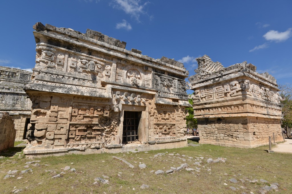 Mayaruïnes van Uxmal met rijk versierde gevels tijdens een groepsrondreis Mexico.