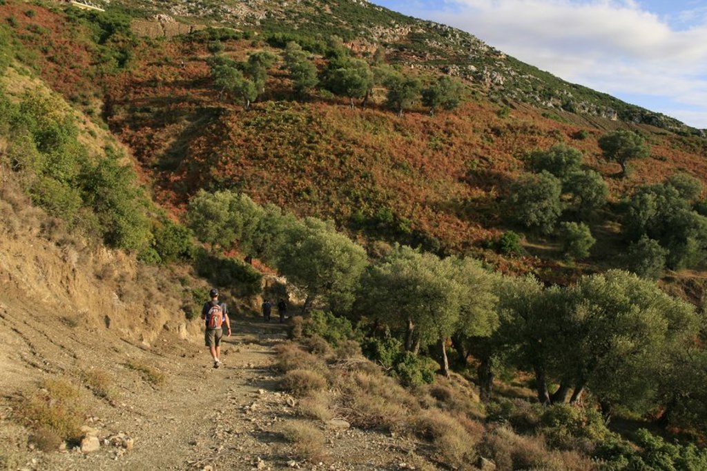 Wandelaars op een bergpad met uitzicht op de Albanese Rivièra tijdens een wandelvakantie in Albanië.