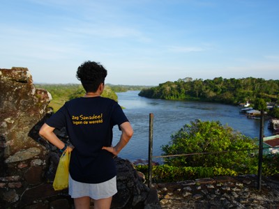 Reiziger kijkt uit over de Río San Juan op de route Costa Rica en Nicaragua.