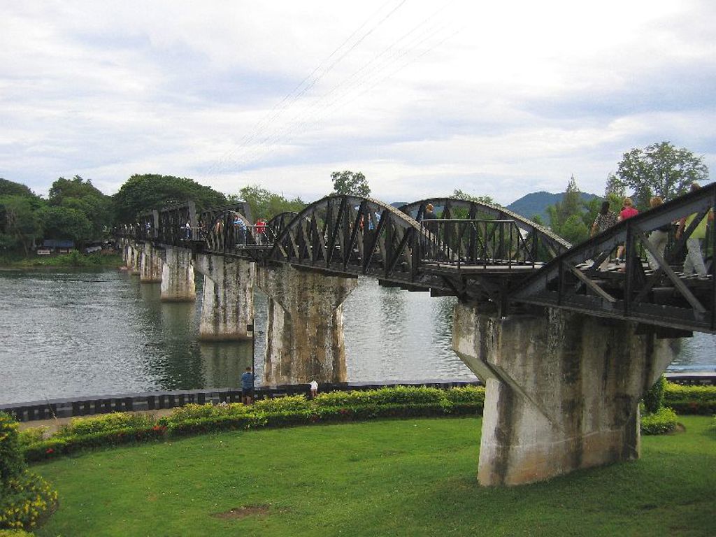 Brug over de rivier Kwai bij Kanchanaburi, een hoogtepunt van een groepsrondreis Thailand.