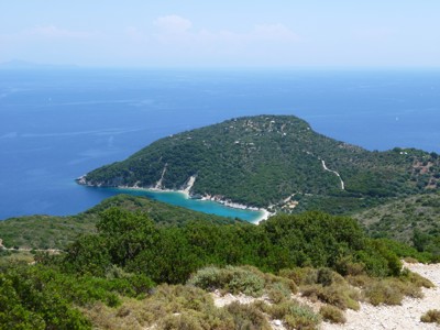 Uitzicht op de kust en een baai op Evia, Griekenland, tijdens de wandelroute.