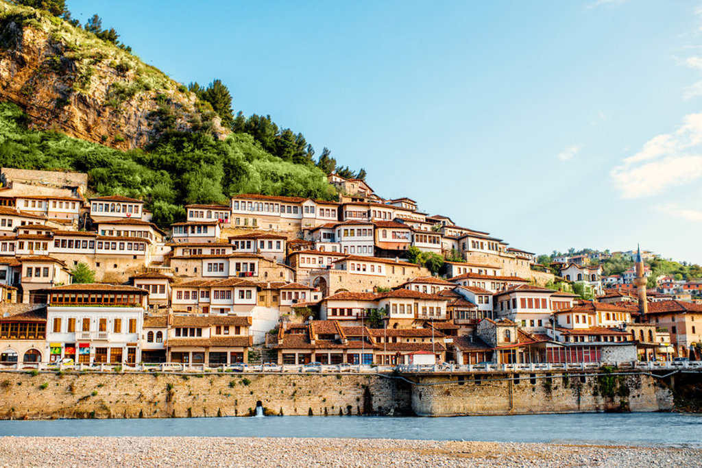 Historische wijk Mangalem in Berat met Ottomaanse huizen aan de rivier, tijdens een 22-35ers reis Albanië.