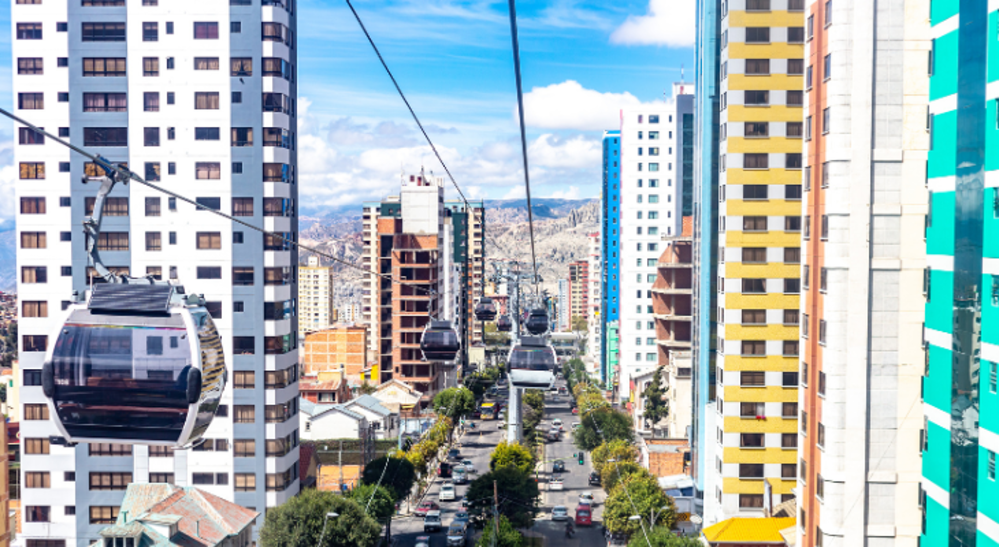 Kabelbaan Mi Teleférico boven de straten en hoge gebouwen van La Paz, Bolivia.