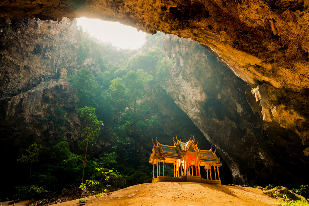 Gouden tempel in een grot bij Phraya Nakhon Cave, Thailand.